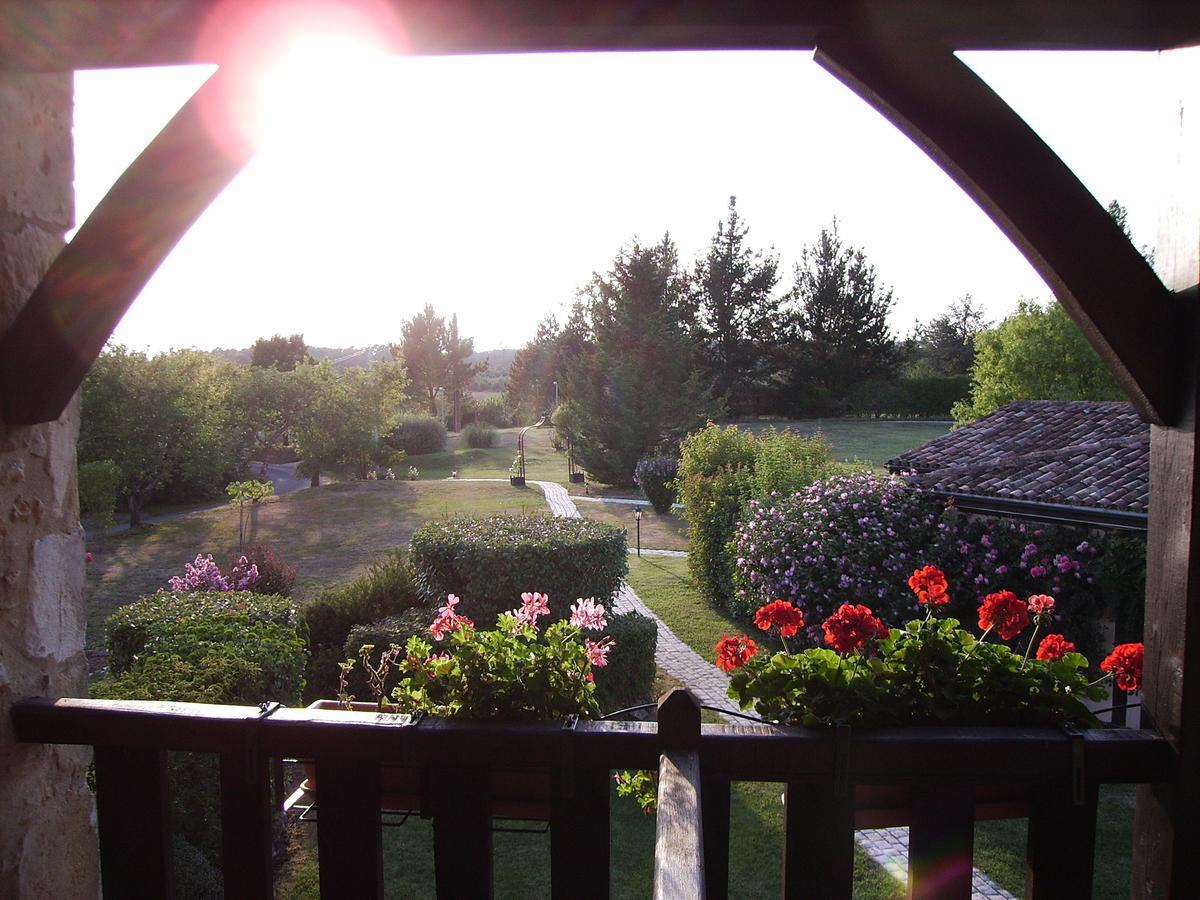 Отель Au Jardin Fleuri Bosset Экстерьер фото